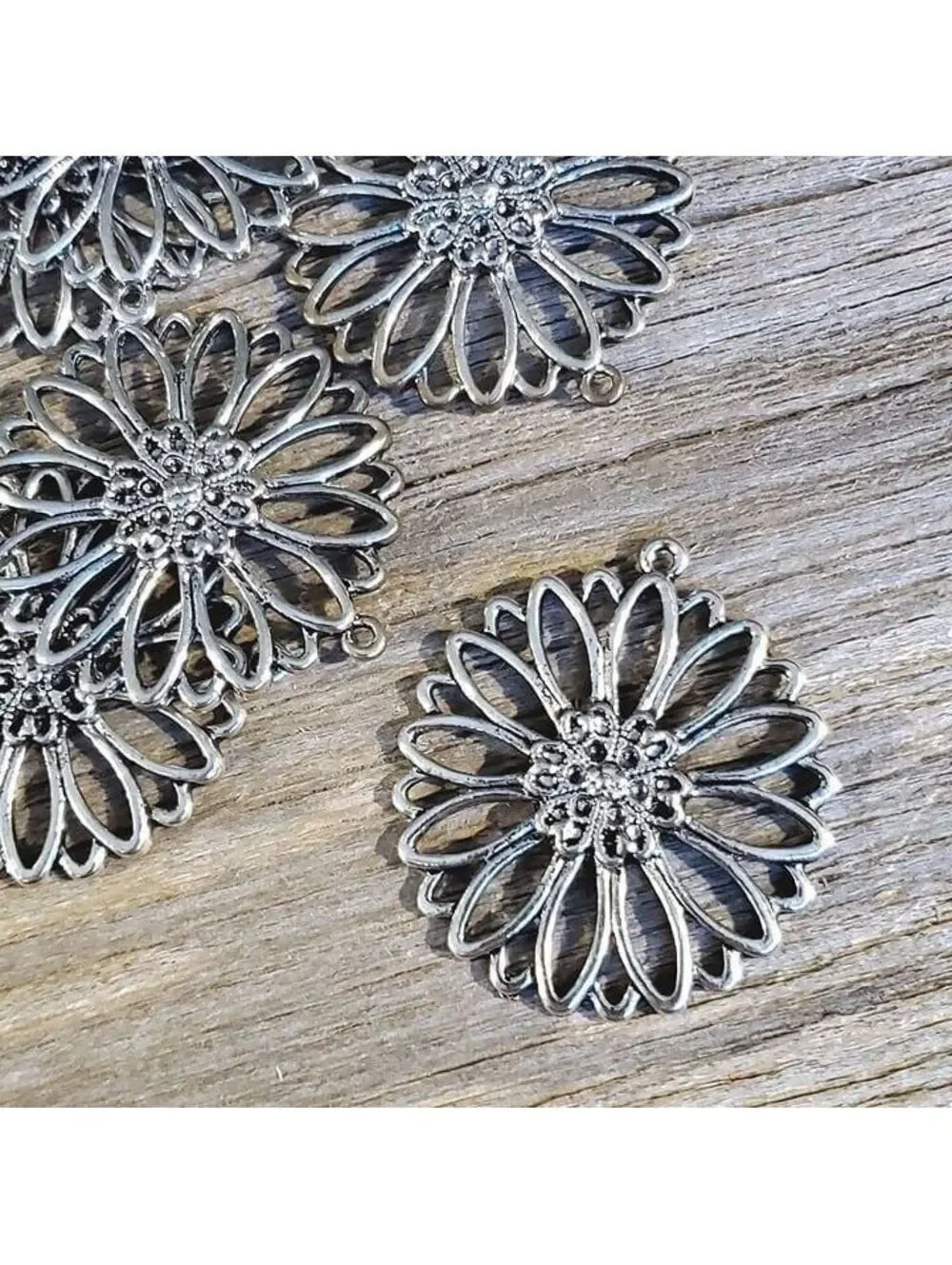Y2K Antique Silver Plated Mid Century Style Daisy Flower Openwork 39x36mm Pendan